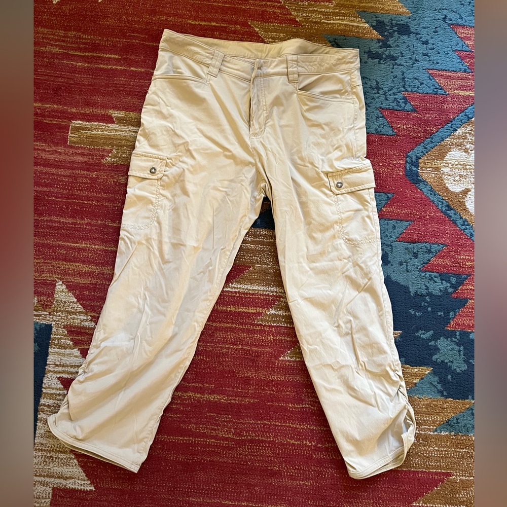 Eddie Bauer 10 Tall cargo tan khaki capris 

Wicking and mesh pockets
22” inseam